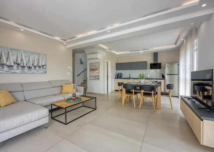 Сasa de vacaciones Sea View With Pool Tanja - Happy