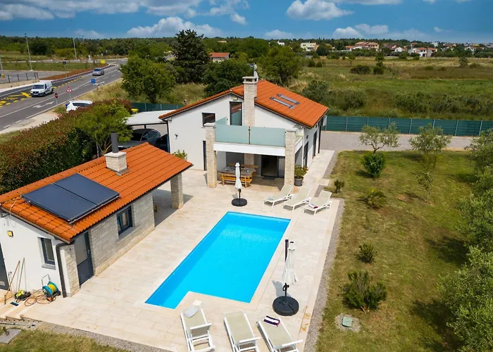 Sea View With Pool - Happy Hébergement de vacances Pula