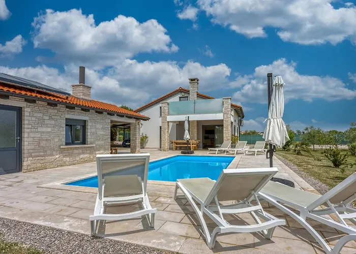 Sea View With Pool - Happy Hébergement de vacances Pula